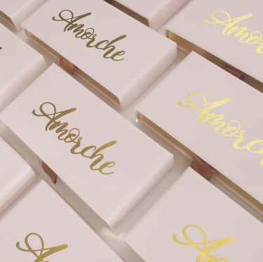 pestañas en caja marca amorche color rosa y dorado