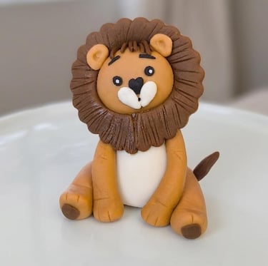 Leoncito tierno modelado a mano en fondant por Cocina con Ely, elaborado con técnicas de repostería 