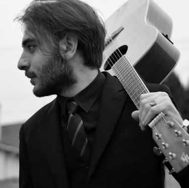Portrait d'artiste, guitariste, en noir et blanc, studio Brunoy 