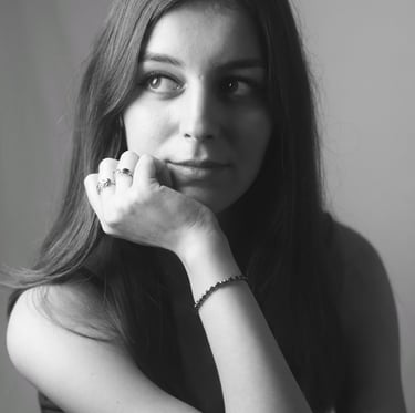 Photographie d'un mannequin, femme en noir et blanc, studio Brunoy 