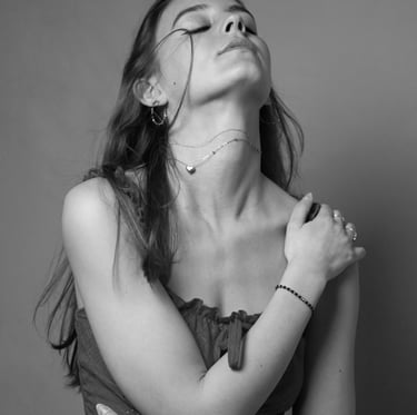Portrait artistique, femme en noir et blanc, studio brunoy, Photo séduisante 