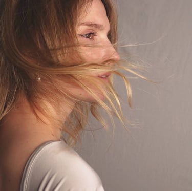 Photo de femme naturel, cheveux dans le vent, jolie blonde ,  studio Brunoy 