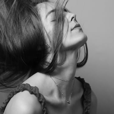 Photo portrait artistique femme, cheveux dans le vent , Studio à Brunoy, photo en noir et blanc 