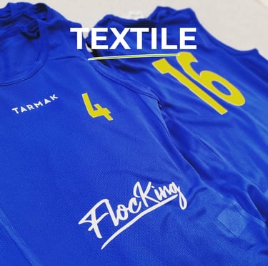 Un flocage sur un t-shirt de basket bleu