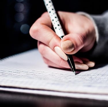 Ateliers d'écriture d'Anne-Sophie Loriot pour les particuliers - Une main qui écrit au stylo.