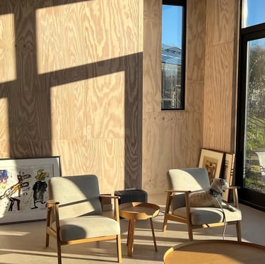 Interior da casa sustentável com escritórios prefabricada em CLT