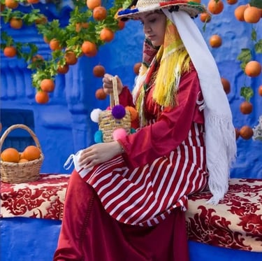 Ruas pintadas de azul em Chefchaouen, Marrocos, turistas explorando.