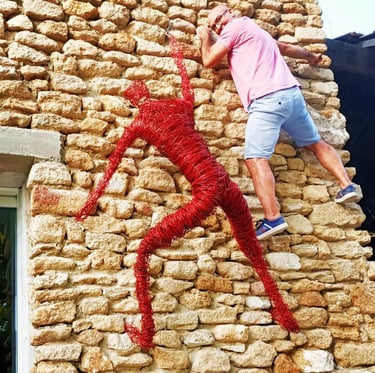 Le grimpeur sculpture fil de fer XXL Wilfrid Bricourt