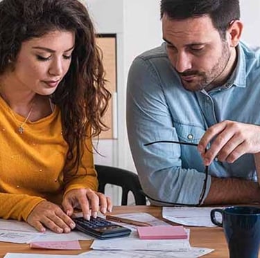 imagem de um casal ajustando suas contas mensais