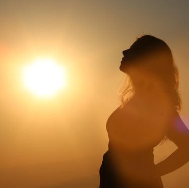 Mujer relajada delante del sol