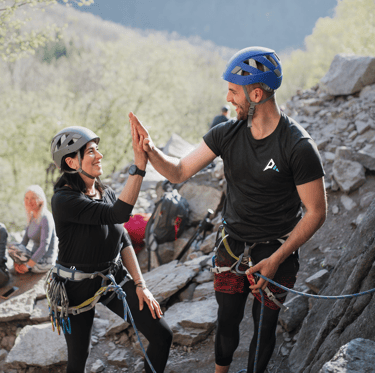 grimpeurs portant des êtements techniques Ascentierra lors d'une activité de plein air au Québec