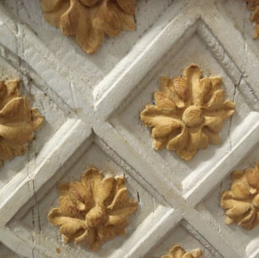 Fleurs de lys sculptées en bois et peintes sur un buffet d'époque