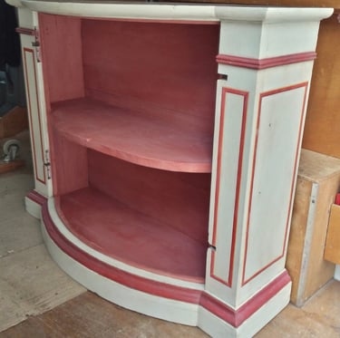 Intérieur peint d'un buffet en bois, restauré dans sa couleur d'origine, rouge et gris trianon