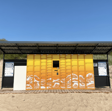 napsárga strandszekrény előtetővel