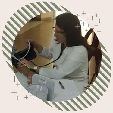 Uma médica verificando a pressão arterial de um paciente