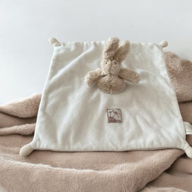 doudou plat lapin moulin roty  beige et blanc