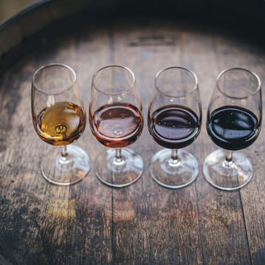 Seleção profissional de vinhos para uma prova a realizar-se em casa.