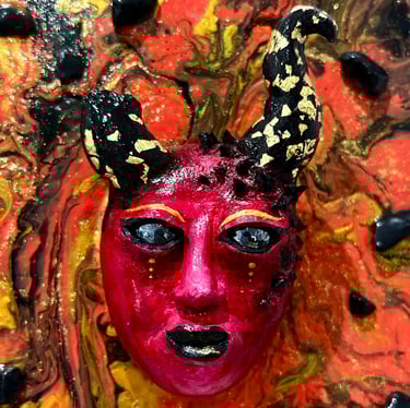 Ilona Paris tableau d'un visage sculptée rouge avec des cornes dont une cassée