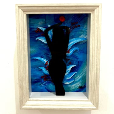 Ilona Paris tableau en diorama de douce relique, une silouhette de femme sur fond bleu