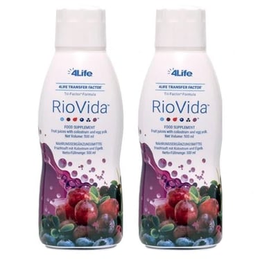 Twee flessen 4Life RioVida met Transfer Factor, een vruchtensap-supplement met colostrum en antioxidanten