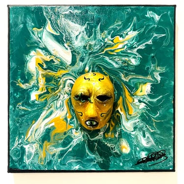 Ilona Paris tableau une sculpture sans yeux avec un oeil dans la bouche qui émerge d'une toile verte