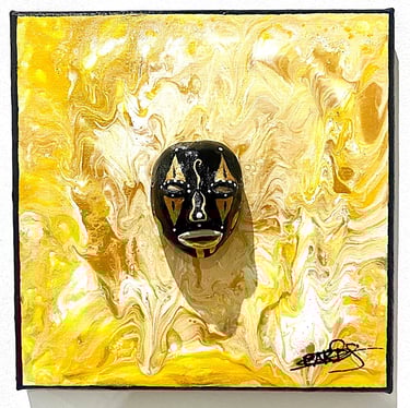 Ilona Paris tableau d'une sculpture noir ressemblant à un masque qui émerge d'un tableau jaune