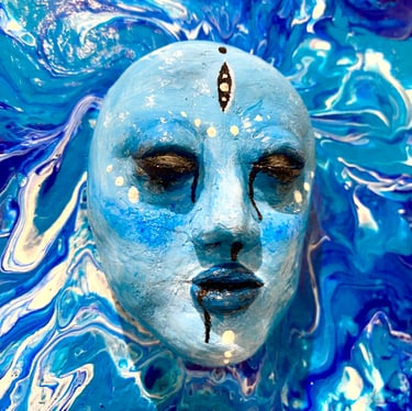 Ilona Paris tableau d'une sculpture bleue qui émerge d'un tableau bleu vu de près
