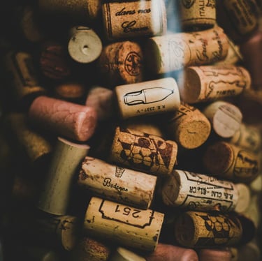 Conjunto de diferentes rolhas de vinho.