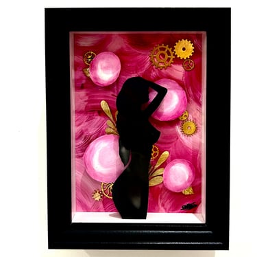 Ilona Paris tableau en diorama de rose moteur, une silouhette de femme sur fond rose