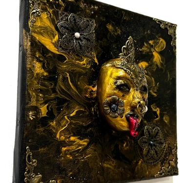 Ilona Paris tableau d'une sculpure  d'un visage de femme dorée ressemblant à une déesse