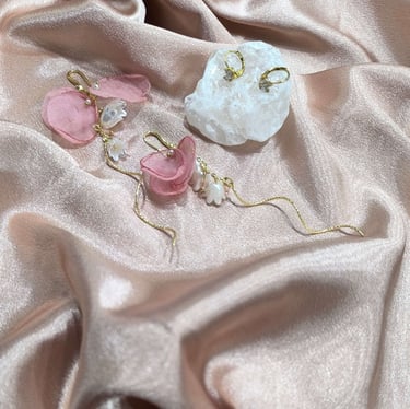 Boucles d’oreilles femme modernes et lumineuses.
