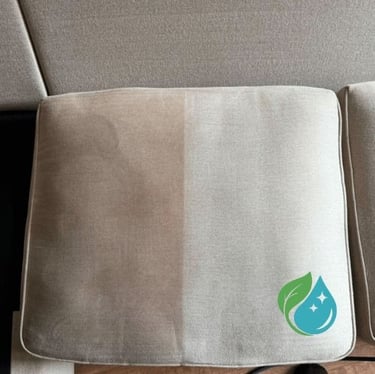 Coussin de canapé beige, ou l'on voit qu'il à été nettoyer à moitié car à gauche il est beige noirci et à droite beige normal