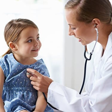 Soin prodigué par un professionnel de santé à un enfant
