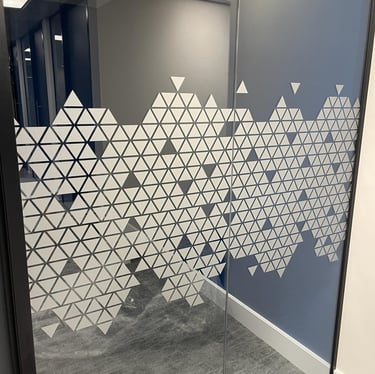 Interjero ir eksterjero langų apipavidalinimas DECOSONA su matinėmis ir spalvotomis stiklo plėvelėm