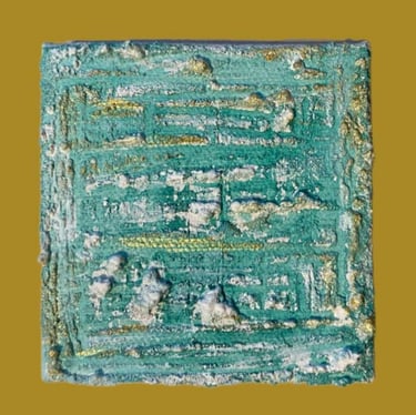Toile mixed média abstraite verte et dorée Xirkys artiste plasticienne