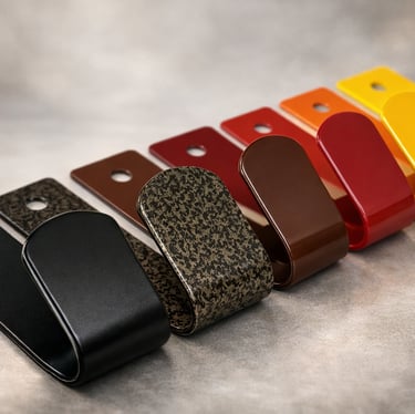 Spalvoti metaliniai kabliukai po miltelinio dažymo