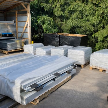 Supakuoti metaliniai gaminiai po miltelinio dažymo