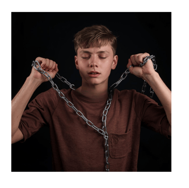 Adolescent brisant les chaines qui oppriment son corps