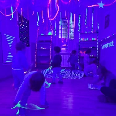 Aula sensorial amb llum fosca per estimular els sentits i el joc dels infants