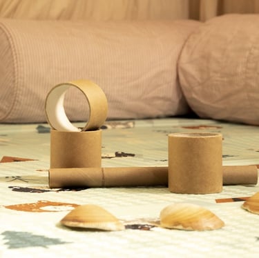 Espai de relax amb coixins i productes sensorials / Espacio de relax con cojines y productos sensori