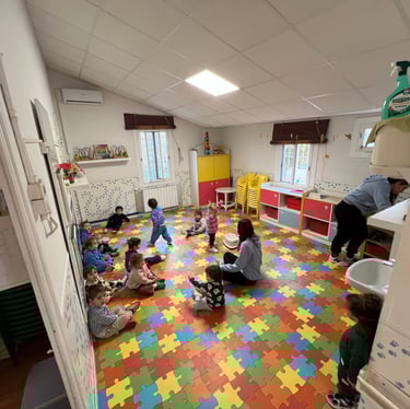 Aula lluminosa i acollidora de l’Escola Bressol El Campanar a Alella, amb espais adaptats