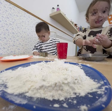 Nens en un taller experimentant amb farina / Niños en un taller experimentando con harina / Children