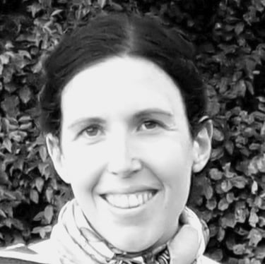 Marie Castellano, secrétaire et assistante technique de Phonie-Sat, experte en courant faible à Annecy.