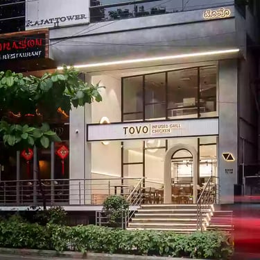 a car moving in front of a restaurant building