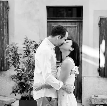 Black and white photo of couple kissing — Provence engagement photographer in village setting