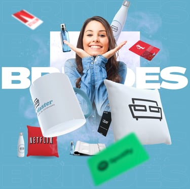 Brindes - mulher cercada de brindes oferecidos pela Clean Master - caneca, almofadas, garrafas e gift card