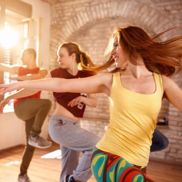 groupe de femmes qui font de la Zumba