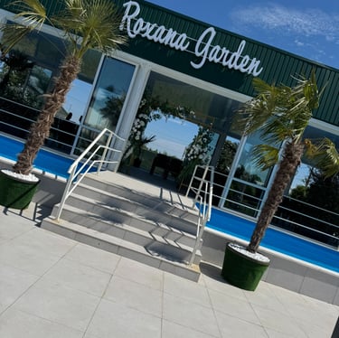 Intrare Roxana Garden cu palmieri și piscină, Restaurant Roxana