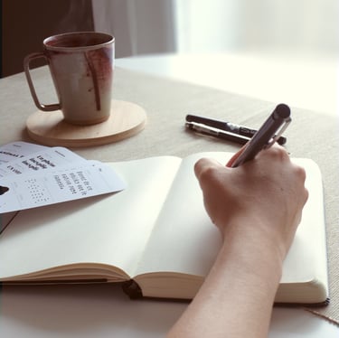 Camille en travail de rédaction et de réflexion