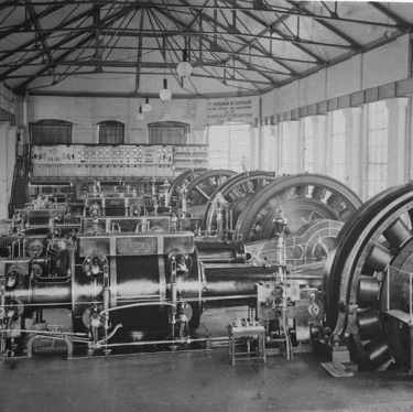 Fotografía antigua de la central hidroeléctrica Española del Paralelo con grandes generadores